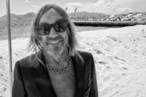 Iggy Pop am Strand von Cannes mit Sonnenbrille und Jacket, fotografiert von J.F. Lindemann