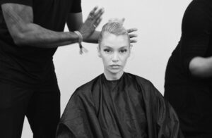 Porträtaufnahme einer Frau im Friseurstuhl, Schwarz-Weiß-Fotografie von Jürgen Lindemann