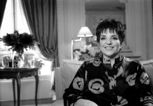 Liza Minnelli in einem eleganten Pariser Interieur, porträtiert von J.F. Lindemann mit Leica M6 und dem Summicron 35mm