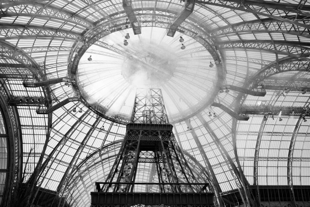 Grand Palais mit Chanel-Installation des Eiffelturms, Schwarz-Weiß-Fotografie von J.F. Lindemann