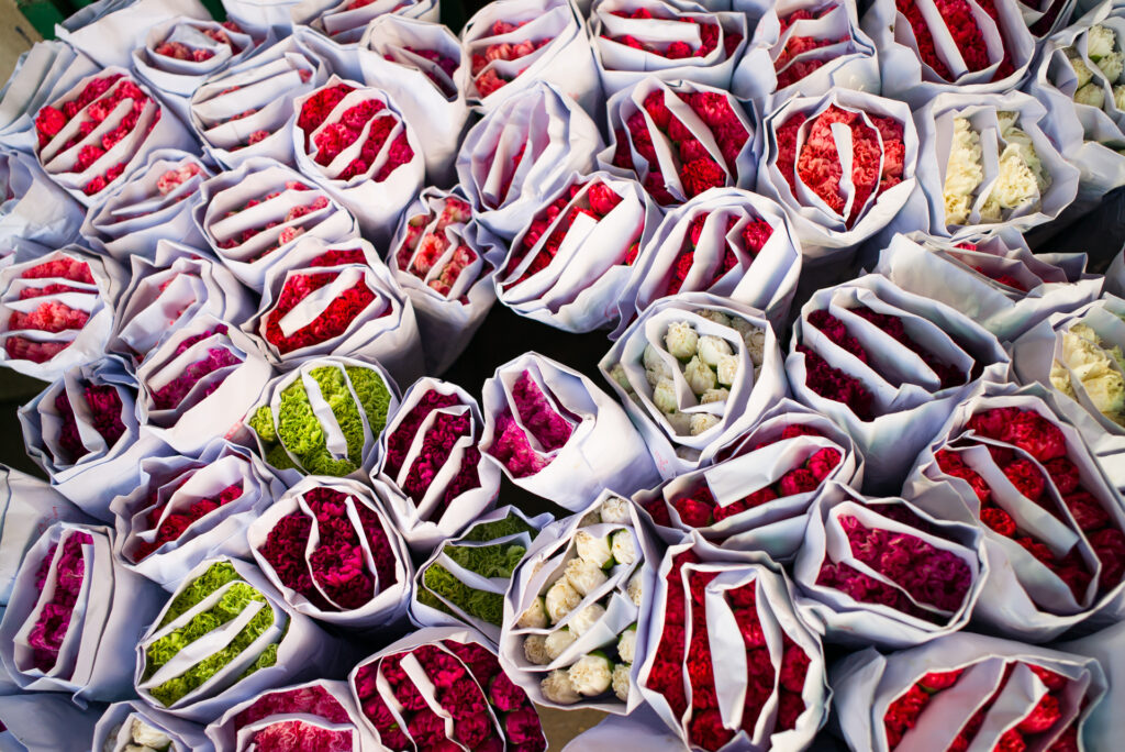 Bunte Blumensträuße in weißen Papierhüllen auf dem Blumenmarkt in Bangkok · Fotografie von J.F. Lindemann · Leica M6, 35mm Summicron