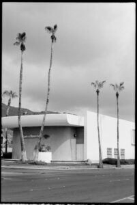 Mid-Century Modern Bankgebäude in Palm Springs mit Palmen, Schwarzweißfotografie aufgenommen mit Leica M6 und Summicron 35mm auf Ilford HP4 Film, Fine Art Print von J. F. Flindemann