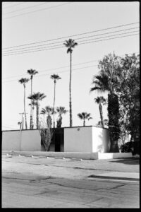 Mid-Century Modern Haus in Palm Springs mit Palmen, Schwarzweißfotografie aufgenommen mit Leica M6 und Summicron 35mm auf Ilford HP4 Film, Fine Art Print von J. F. Flindemann