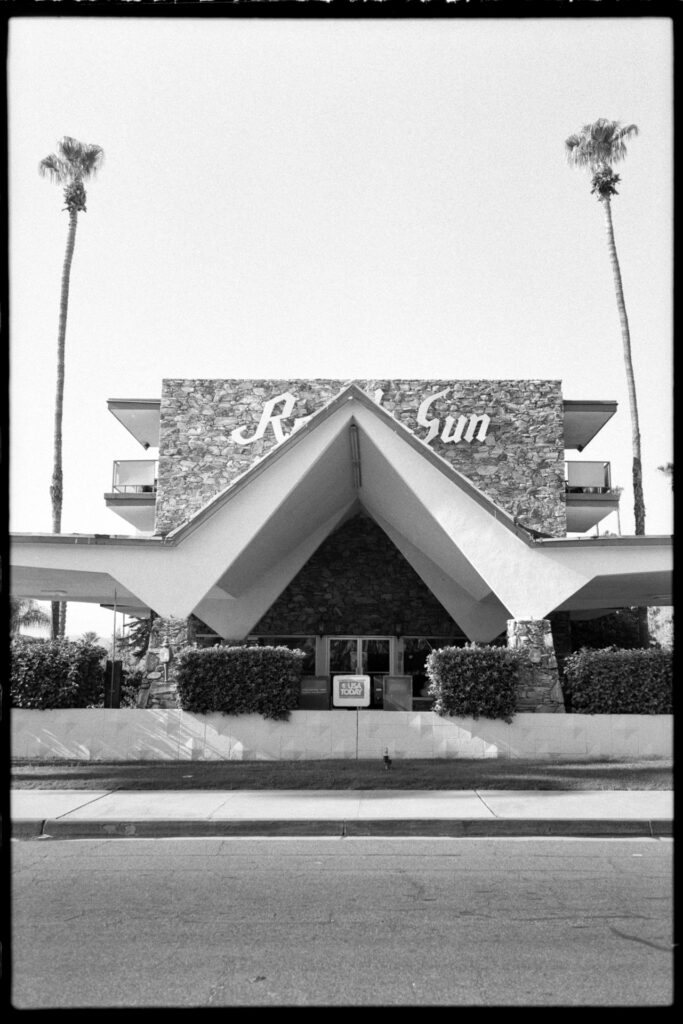 Mid-Century Modern Architektur in Palm Springs – Schwarzweißfotografie, aufgenommen mit Leica M6 und Summicron 35mm auf Ilford HP4 Film, Fine Art Print von J. F. Flindemann.