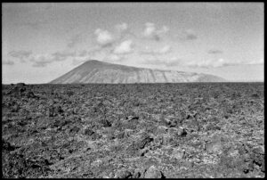 Vulkanlandschaft mit Lavagestein und Wolken, fotografiert auf den Kanarischen Inseln, Spanien.