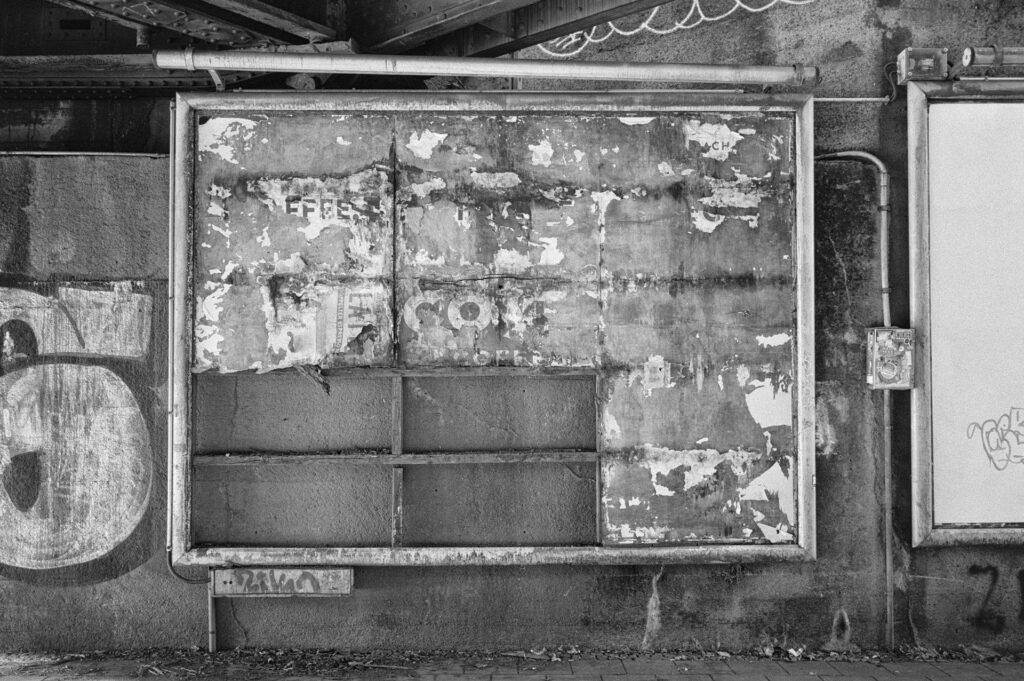 Alte Werbetafel in Köln.