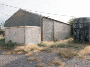 Lager- oder Werkstattgebäude mit seitlichem Anbau in Electra, Texas.