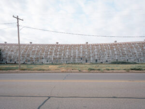 Langes Industriegebäude hinter einer Straße in Electra, Texas.
