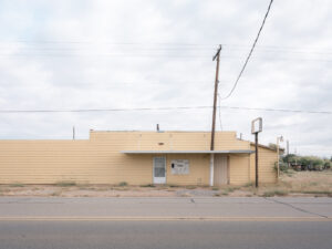 Längliches Gewerbegebäude entlang einer Straße in Electra, Texas.