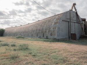 Bogenförmige Lagerhalle mit Stahlstruktur am Stadtrand von Electra, Texas.
