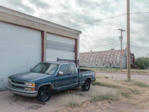Werkstattgebäude mit geparktem Pickup vor Rolltoren in Electra, Texas.