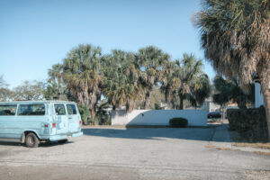 Lieferwagen Van mit Bäumen und leerem Parkplatz in Saint Petersburg, Florida.