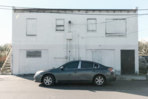 Rückseite eines Gebäudes mit geparktem Auto in Saint Petersburg, Florida.