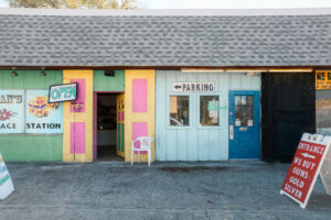 Farbige Ladenfassade mit Türen und Fenstern entlang einer Straße in Saint Petersburg, Florida.
