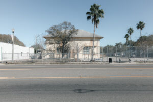 Wohn- und Gewerbegebäude an einer breiten Straße in Saint Petersburg, Florida.