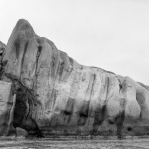 Seychellen, La Digue am Strand mit skurrilen Felsen und einer Palme. Mamiya 6 mit Kodak TMX ein Foto von J.F.Lindemann