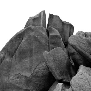 Seychellen, La Digue am Strand mit skurrilen Felsen und einer Palme. Mamiya 6 mit Kodak TMX ein Foto von J.F.Lindemann