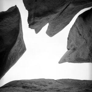 Seychellen, La Digue am Strand mit skurrilen Felsen und einer Palme. Mamiya 6 mit Kodak TMX ein Foto von J.F.Lindemann