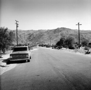 Einsame Strasse am Hang mit einem alten Ford foto mit Mamiya 6 gemacht.