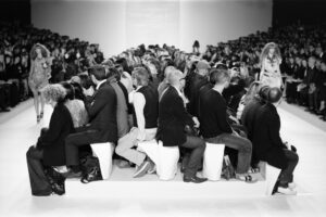 Das Publikum der Pariser Fashion Week. Fotografiert von J.F. Lindemann mit Leica M6 in S/W.