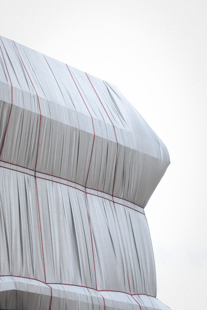 Arc de Triomphe in Paris vollständig verhüllt, Kunstprojekt von Christo und Jeanne-Claude; Fotografie von J.F. Lindemann mit Leica M11 und Summicron 28mm f/2.0 ASPH, Serie WRAPPED