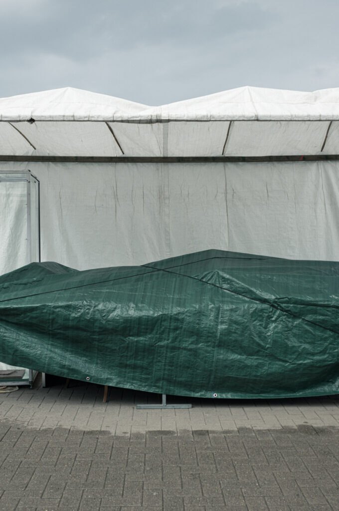 Ein abgedeckter Marktstand der geschlossen ist. Fotografiert 2025 mit Leica M11.