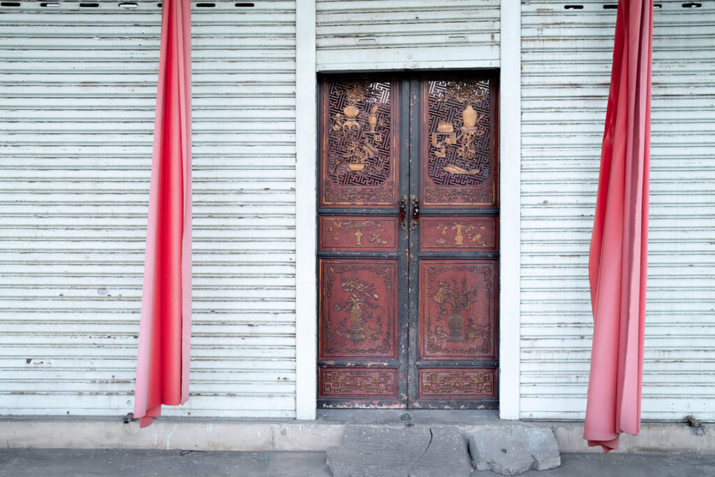 rote chinesische Tür. verschlossen. Leica M11. Noctilux.