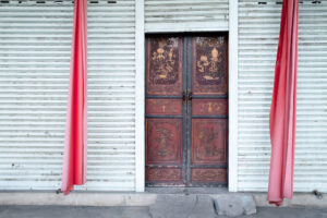 rote chinesische Tür. verschlossen. Leica M11. Noctilux.
