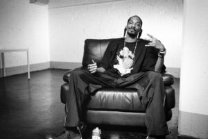 Snoop Dog Backstage mit Joint in Ledersessel. S/W Foto mit Leica M6 von J.F.Lindemann